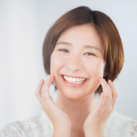 歯を出して笑顔